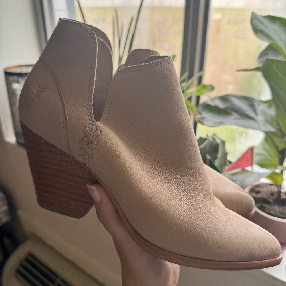 beautiful taupe cutout booties💃🏻👢